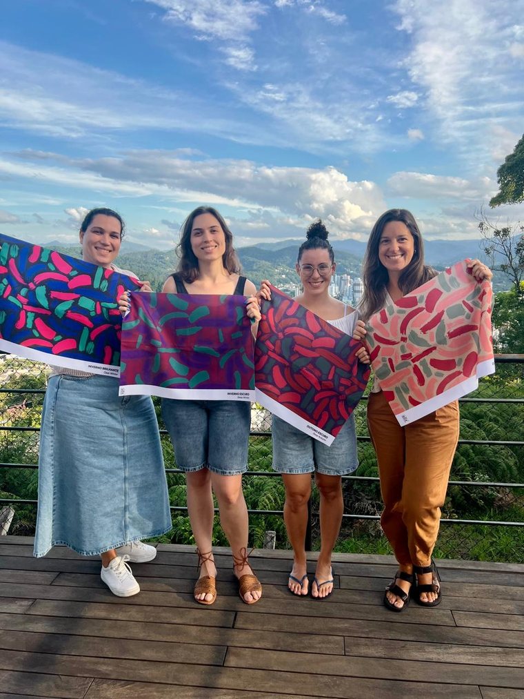 Grupo de amigas com as cartelas de cores da consultoria