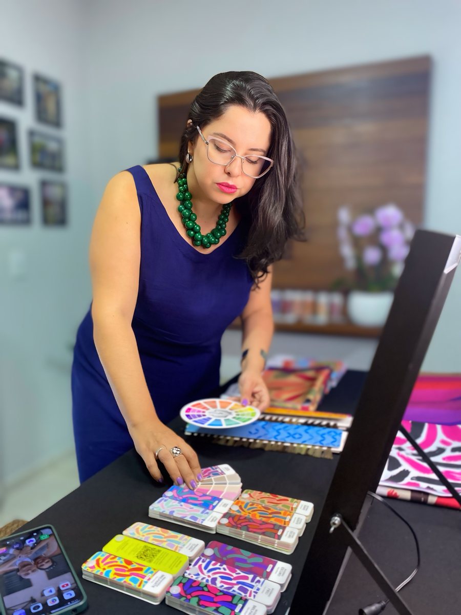 Manuela conduzindo uma análise de coloração pessoal