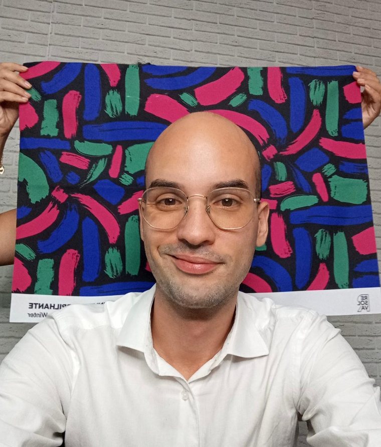 Cliente com a cartela de cores da sua estação
