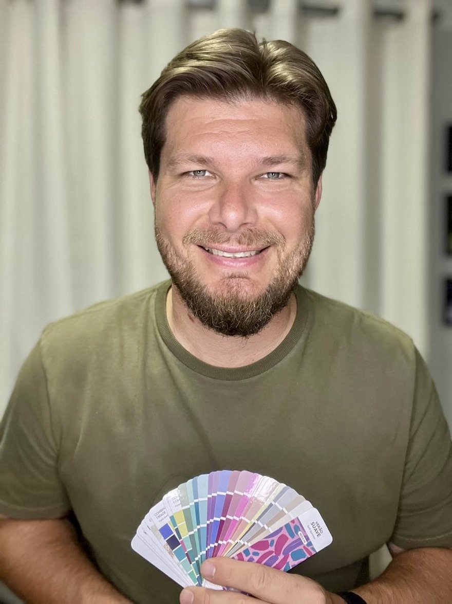 Cliente com o leque de cartelas de cores